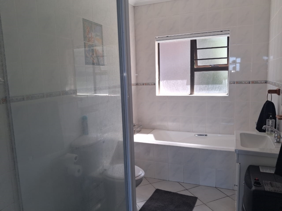 To Let 3 Bedroom Property for Rent in Winterstrand Eastern Cape
